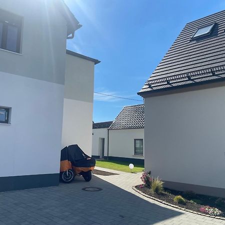 Modernes & Gepflegtes Hotelzimmer Mit Kueche! Bernstadt  ภายนอก รูปภาพ