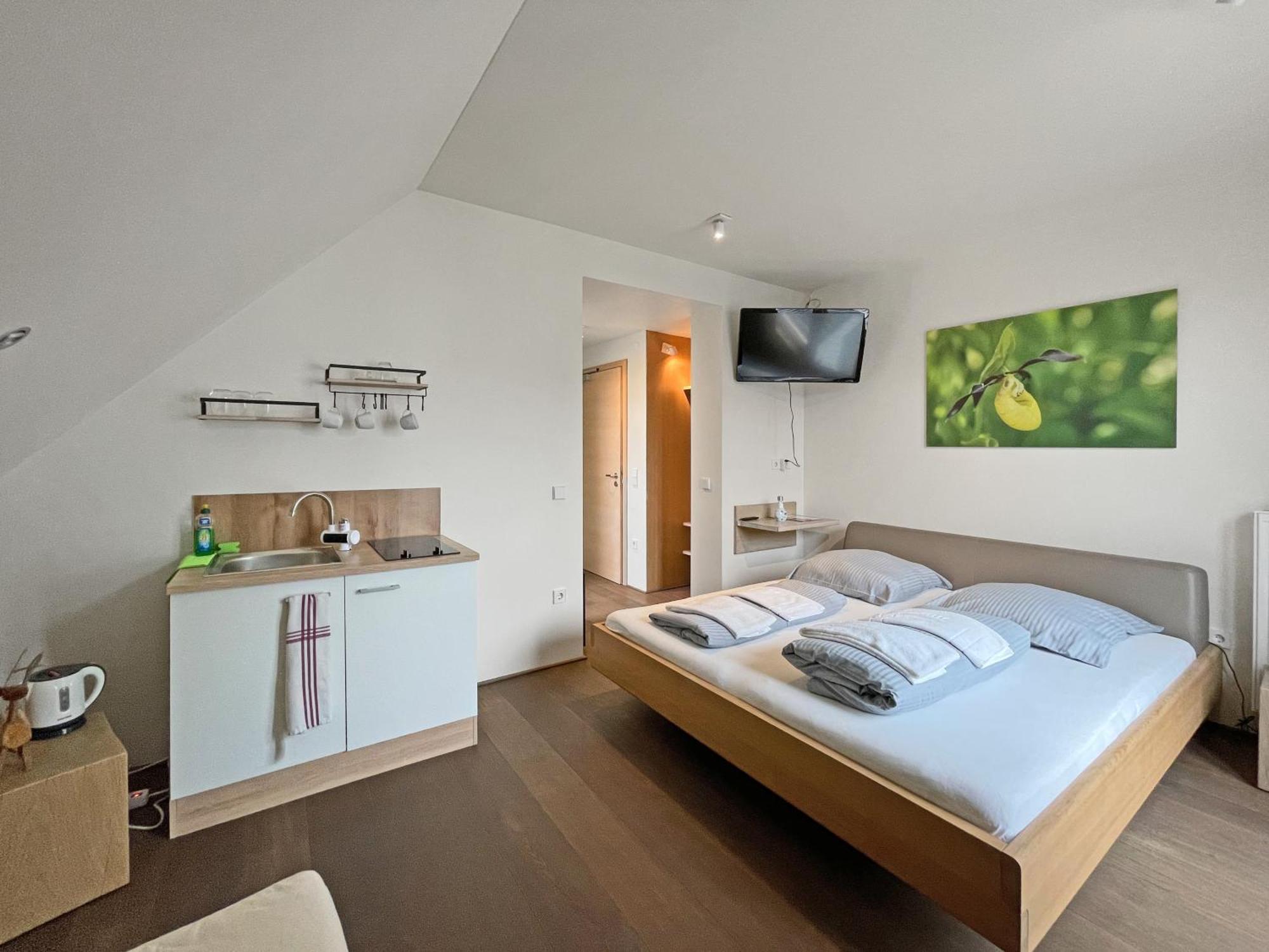 Modernes & Gepflegtes Hotelzimmer Mit Kueche! Bernstadt  ภายนอก รูปภาพ