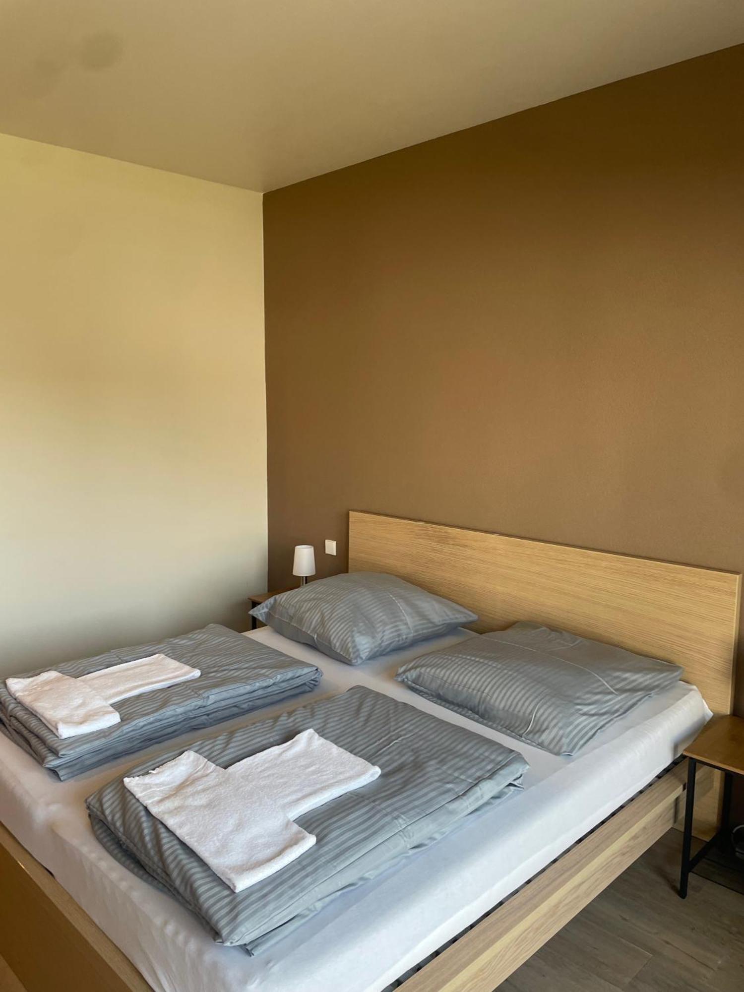 Modernes & Gepflegtes Hotelzimmer Mit Kueche! Bernstadt  ภายนอก รูปภาพ