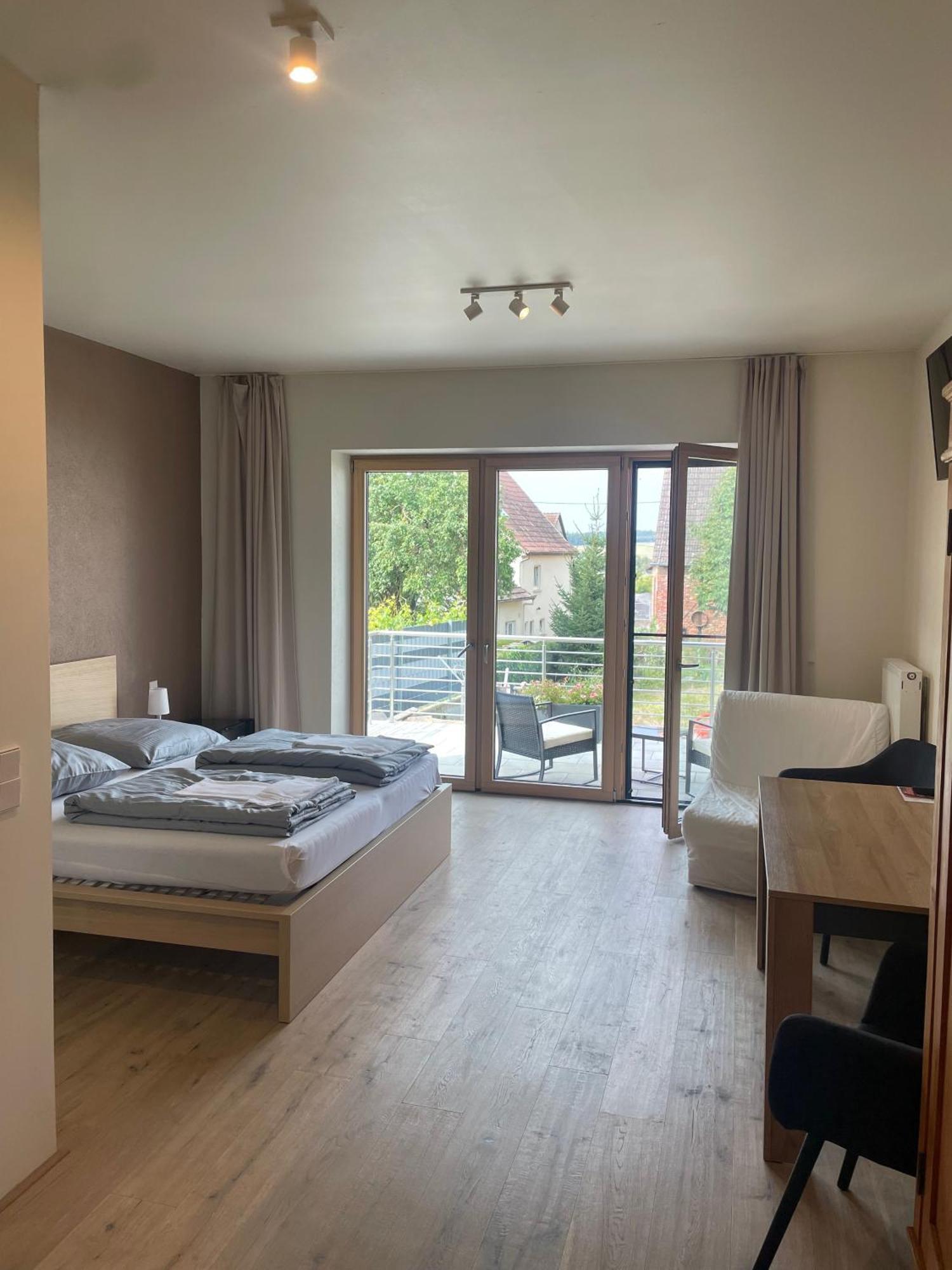 Modernes & Gepflegtes Hotelzimmer Mit Kueche! Bernstadt  ภายนอก รูปภาพ